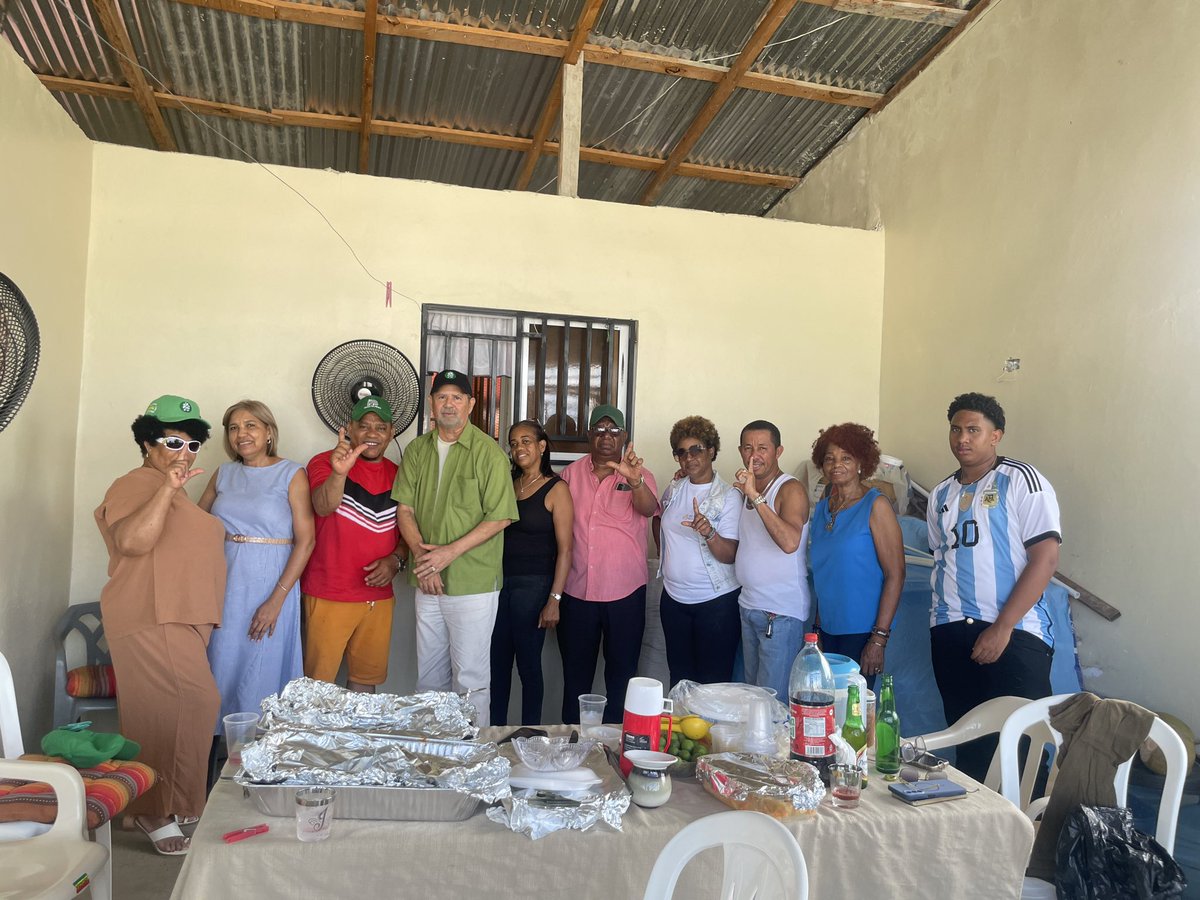DislaMariano's tweet photo. El poderoso “ bloque del ens. Altagracia “ tomando las calles , las gentes recibe su orientación política !! https://t.co/76p17266Oz