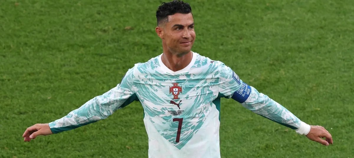 FutboolFichajes's tweet photo. 🚨🇵🇹 AHORA | CRISTIANO RONALDO CONFIRMA QUE ESTÁ DISPUTANDO SU ÚLTMA COPA DEL MUNDO.

🗣️ "Es mi último Mundial y hay que disfrutar día a día. Ojalá que mañana no sea mi último partido en un Mundial", dijo CR7 en conferencia de prensa. https://t.co/yGWqOnV8Hh