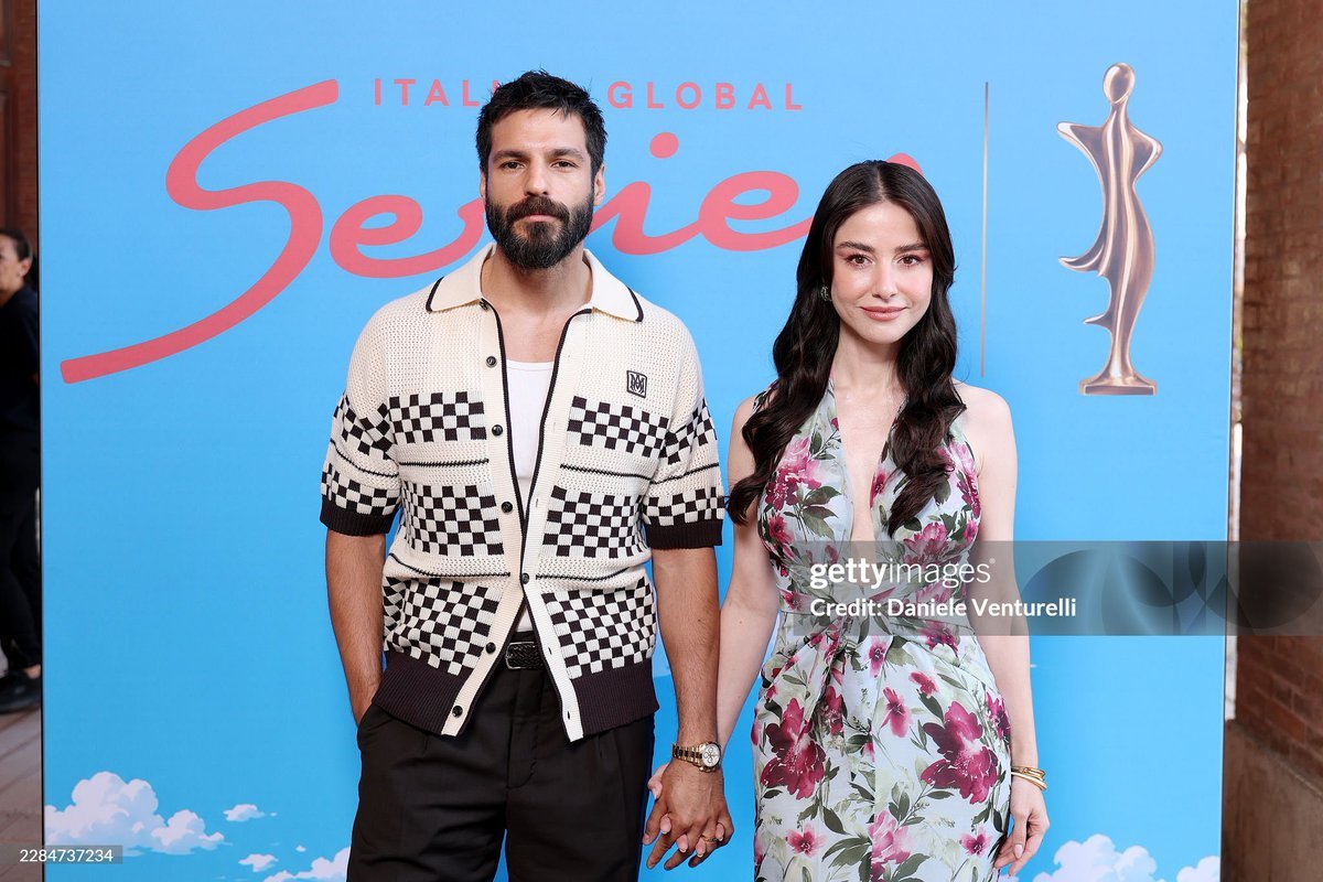 Haber_Yolu_'s tweet photo. Özge Gürel ile Serkan Çayoğlu çiftine İtalya'da sevgi seli 
Özge Gürel ve Serkan Çayoğlu, İtalya’nın Rimini şehrinde düzenlenen Italian Global Series Festivali'nde hayranlarıyla buluştu.

#özgegürel #SerkanÇayoğlu https://t.co/L4dBDP2n7c