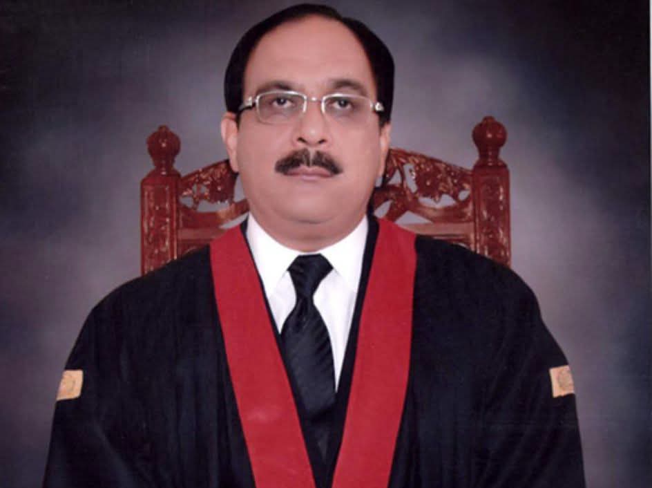 malik85official's tweet photo. یہ لاہور ہائیکورٹ کے جج جسٹس مسعود عابد نقوی ہیں اور یہ مؤرخہ 03 جولائی 2026 کو ریٹائر  ہو گئے ہیں تو آج سے اِن کو 20 لاکھ روپے پینشن، 150 لیٹر ماہانہ مفت پیٹرول، 800 یونٹ ماہانہ مفت بجلی، پانی کی مفت فراہمی، 800 ماہانہ مفت لوکل کالز، اور ڈرائیور ملے گا، https://t.co/0woNVFzIUX