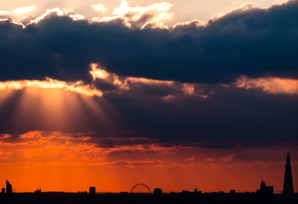 kenanmalik's tweet photo. Sunday photo

Sun, storm clouds and the London skyline in silhouette (taken from Shooters Hill) https://t.co/0FAtx12qm4