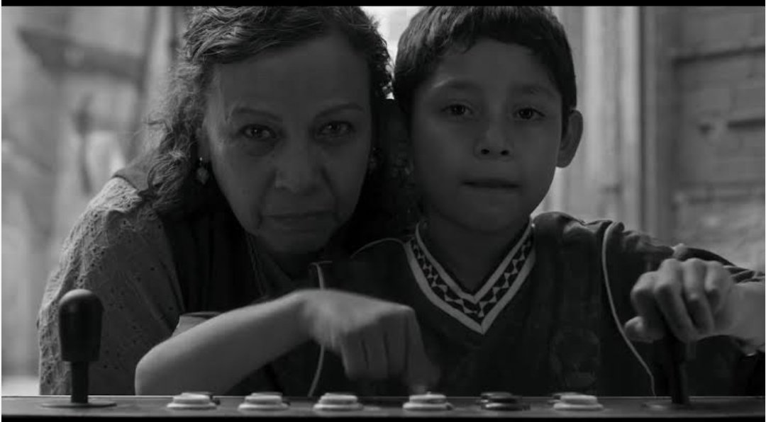 danchavez07's tweet photo. #Moscas Fernando Eimbcke, 2026.
Es una peli sobre la soledad, la pérdida de los seres queridos que, al ser austera y sencilla, alcanza un realismo notable, sin sentimentalismos absurdos, sin narco, sin lumpen. Qué buena película. Triste que en la sala solo estábamos mi hija y yo. https://t.co/mg5m4N5JIx