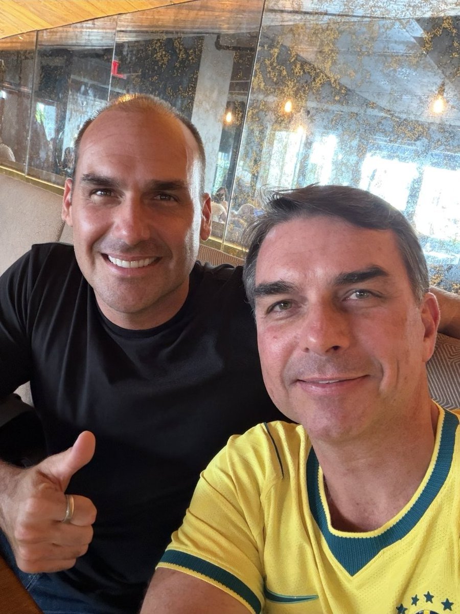 SergioJrOfGod1's tweet photo. Eles tentam separar, mas  os meninos estão mais unidos do que nunca. Vai dar certo
Parabéns @FlavioBolsonaro e @BolsonaroSP . https://t.co/X6u66bbjrR
