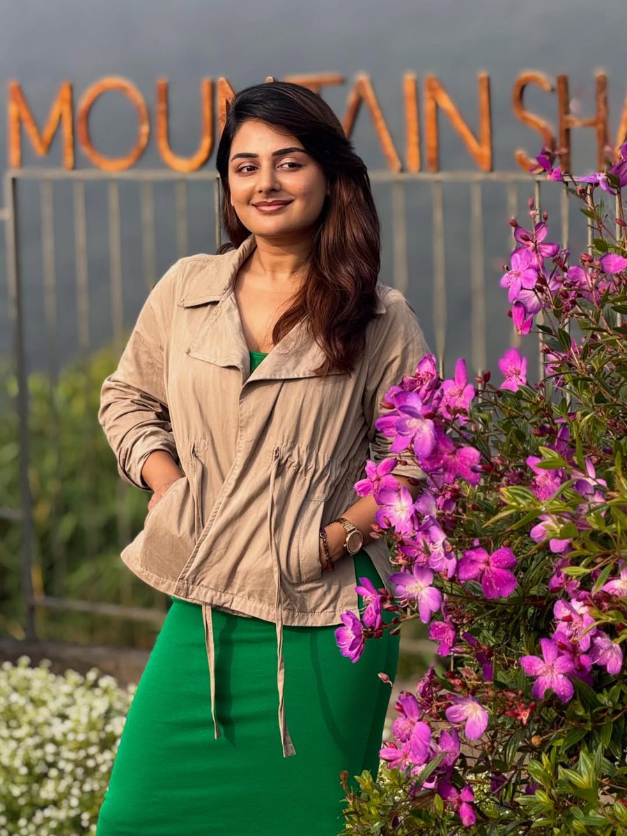 Glamsect_'s tweet photo. Esther Anil

#estheranil https://t.co/6tx4QrCFy7