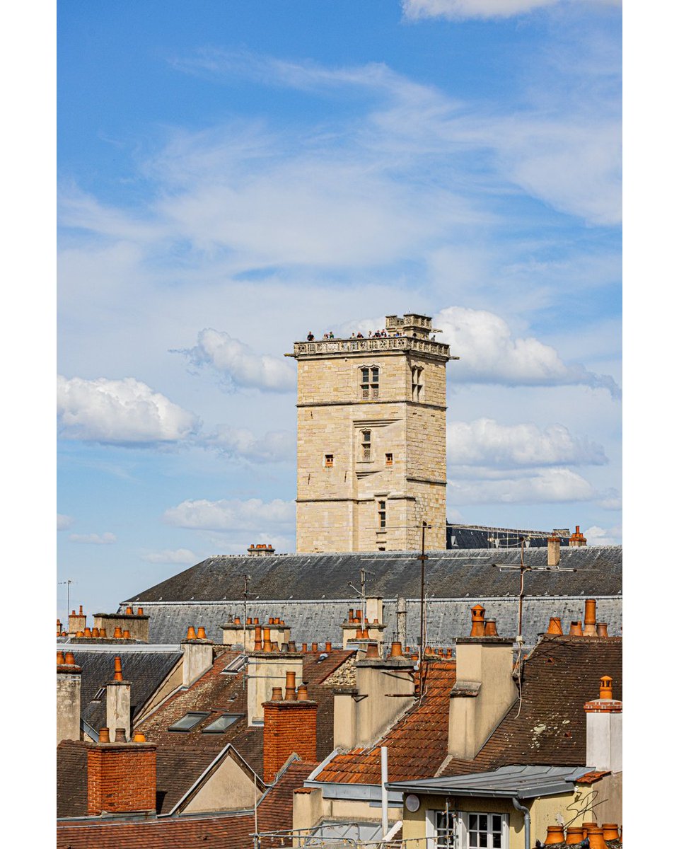 KyonyxPhoto's tweet photo. "Dijon Monumentale" : La carte postale de Philippe 

Philippe Le Bon nous permet de parfaitement savoir dans quelle ville se trouve cette carte postale, un mariage magnifique de la pierre et de l'ardoise chapeauté par la tour sur le gâteau.

#dijon #tourphilippelebon https://t.co/Kb61UeIxgq