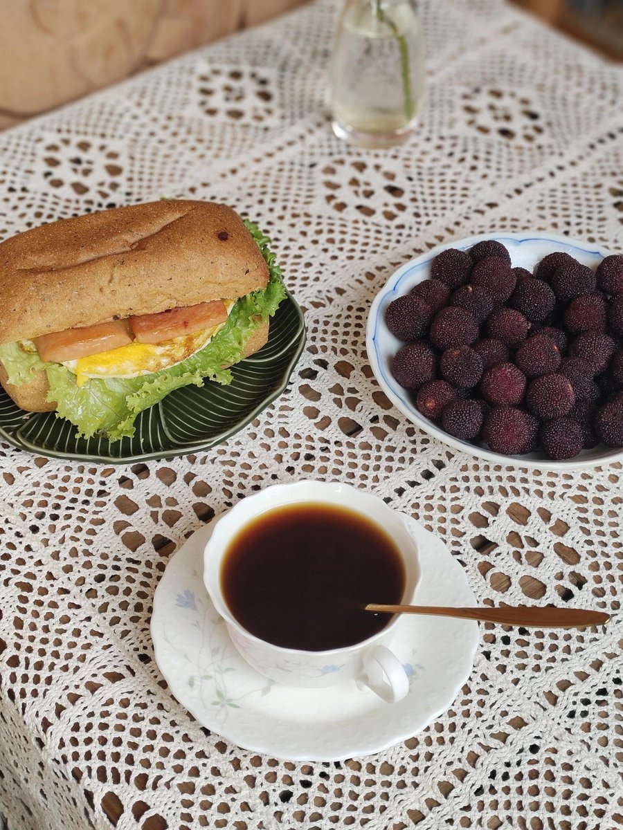 Kotone_unui's tweet photo. 目玉焼きとレタスが絶妙に絡み合い、絶品のブレンド🍔が完成。新鮮なブラックベリーやマルベリー，を合わせれば、完璧な朝食コンボが完成！
#エネルギー https://t.co/IPrqg1w7yb