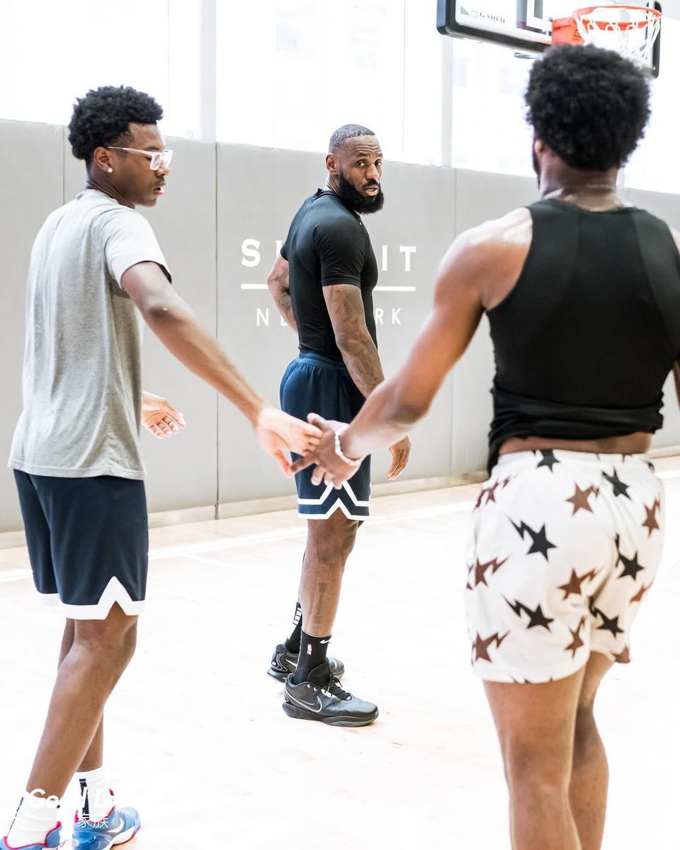 richworldvibes's tweet photo. You can tell a lot about a man by how he invests in his kids . 

LeBron James and his boys at the gym 🏀 🔥 https://t.co/RYl4UQd9Yt