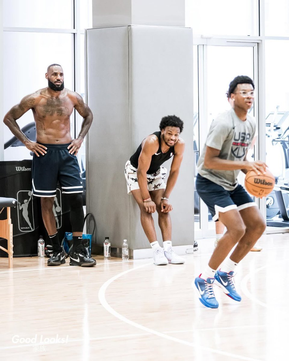 richworldvibes's tweet photo. You can tell a lot about a man by how he invests in his kids . 

LeBron James and his boys at the gym 🏀 🔥 https://t.co/RYl4UQd9Yt