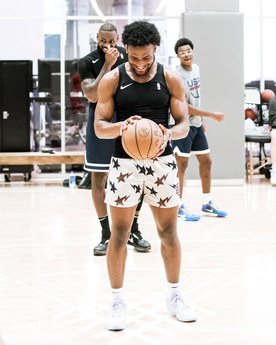 richworldvibes's tweet photo. You can tell a lot about a man by how he invests in his kids . 

LeBron James and his boys at the gym 🏀 🔥 https://t.co/RYl4UQd9Yt