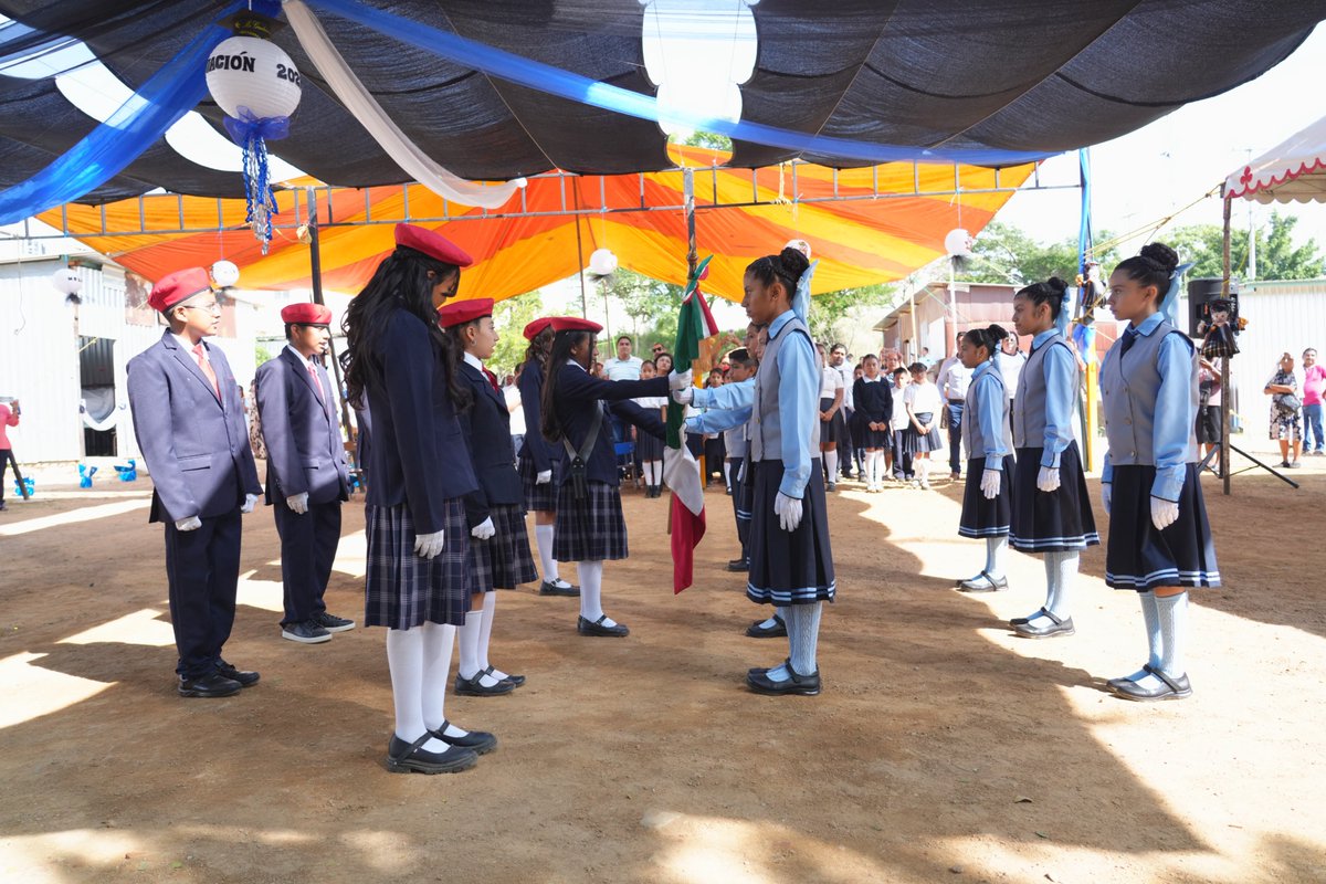 Nancy_Benitez_'s tweet photo. 🏫 Un nuevo paso en la vida de nuestras niñas y niños siempre es motivo de alegría. Tuve el gusto de acompañar a las y los alumnos de la generación 2020–2026 de la Escuela Primaria Matías Romero Avendaño, del fraccionamiento Lomas de Nazareno, durante su ceremonia de clausura. 👧🏽👦🏽

👏🏾 Les deseo mucho éxito en la nueva etapa que está por comenzar. Mi reconocimiento también a sus familias y docentes por el acompañamiento, el esfuerzo y el compromiso que hicieron posible este importante logro.

#SeguimosTransformandoPorTuBienestar