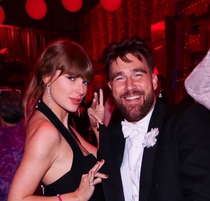 cryeyesviolet_'s tweet photo. “keep kissing” must be so hard for them https://t.co/IBFFO81H40
