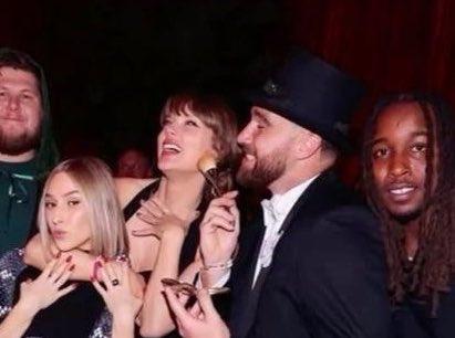 cryeyesviolet_'s tweet photo. “keep kissing” must be so hard for them https://t.co/IBFFO81H40