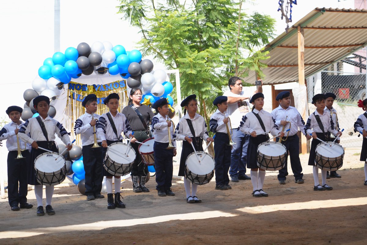 Nancy_Benitez_'s tweet photo. 🏫 Un nuevo paso en la vida de nuestras niñas y niños siempre es motivo de alegría. Tuve el gusto de acompañar a las y los alumnos de la generación 2020–2026 de la Escuela Primaria Matías Romero Avendaño, del fraccionamiento Lomas de Nazareno, durante su ceremonia de clausura. 👧🏽👦🏽

👏🏾 Les deseo mucho éxito en la nueva etapa que está por comenzar. Mi reconocimiento también a sus familias y docentes por el acompañamiento, el esfuerzo y el compromiso que hicieron posible este importante logro.

#SeguimosTransformandoPorTuBienestar