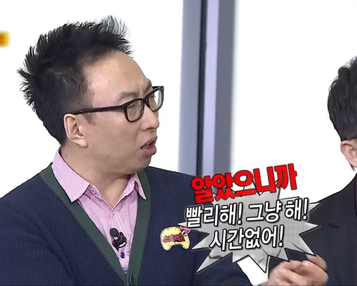 laterinfo_'s tweet photo. '그냥 한다'가 개사기인 이유 3가지

1.에너지 보존 법칙
-어차피 해야 할 일이면 선택지는 딱 두 개, 고민하다 하느냐 그냥 하느냐 
-고민하는 순간 뇌는 가상의 시나리오를 쓰느라 에너지를 다 써버림, 정작 일 시작할 땐 배터리가 방전돼 있음 
-그냥 하면 그 에너지가 온전히 실행력으로 꽂힘, 효율 자체가 완전히 다름

2.성장은 머리가 아니라 몸이 하는 것 
-모든 일은 루틴이 될 때 비로소 내 것이 됨 
-고민 없이 반복하면 그 동작이 몸에 익음 
-그냥 하는 행위 자체가 루틴 형성 확률을 극대화시킴

3.피드백의 속도 
-진짜 핵심인데, 완벽주의자는 고민하느라 시장의 반응을 못 봄 
-그냥 하는 사람은 일단 결과물을 던졌으니 시장이 좋다·안 좋다 반응함 
-남들 한 번 고민할 때 이 사람은 10번 피드백 받고 수정함

결국 실수는 할 수 있음. 근데 수정 속도가 성장의 복리를 만드는 거임. 고민은 실행을 늦출 뿐이니, 그냥 하기.
