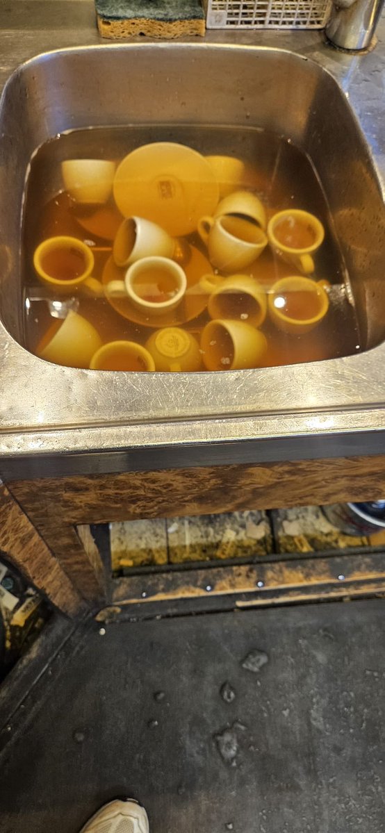 eciotti's tweet photo. Ce soir le Gaulois est fermé !

À la suite de l’agression odieuse d’un agent du nettoiement devant le bar Le Gaulois, la municipalité a diligenté une inspection administrative.

Celle-ci a mis en évidence de graves dysfonctionnements en matière d’hygiène et de salubrité, nécessitant une mesure de fermeture administrative dans l’attente d’une remise aux normes par l’exploitant.

Je ne transigerai jamais avec la sécurité des Niçois.
