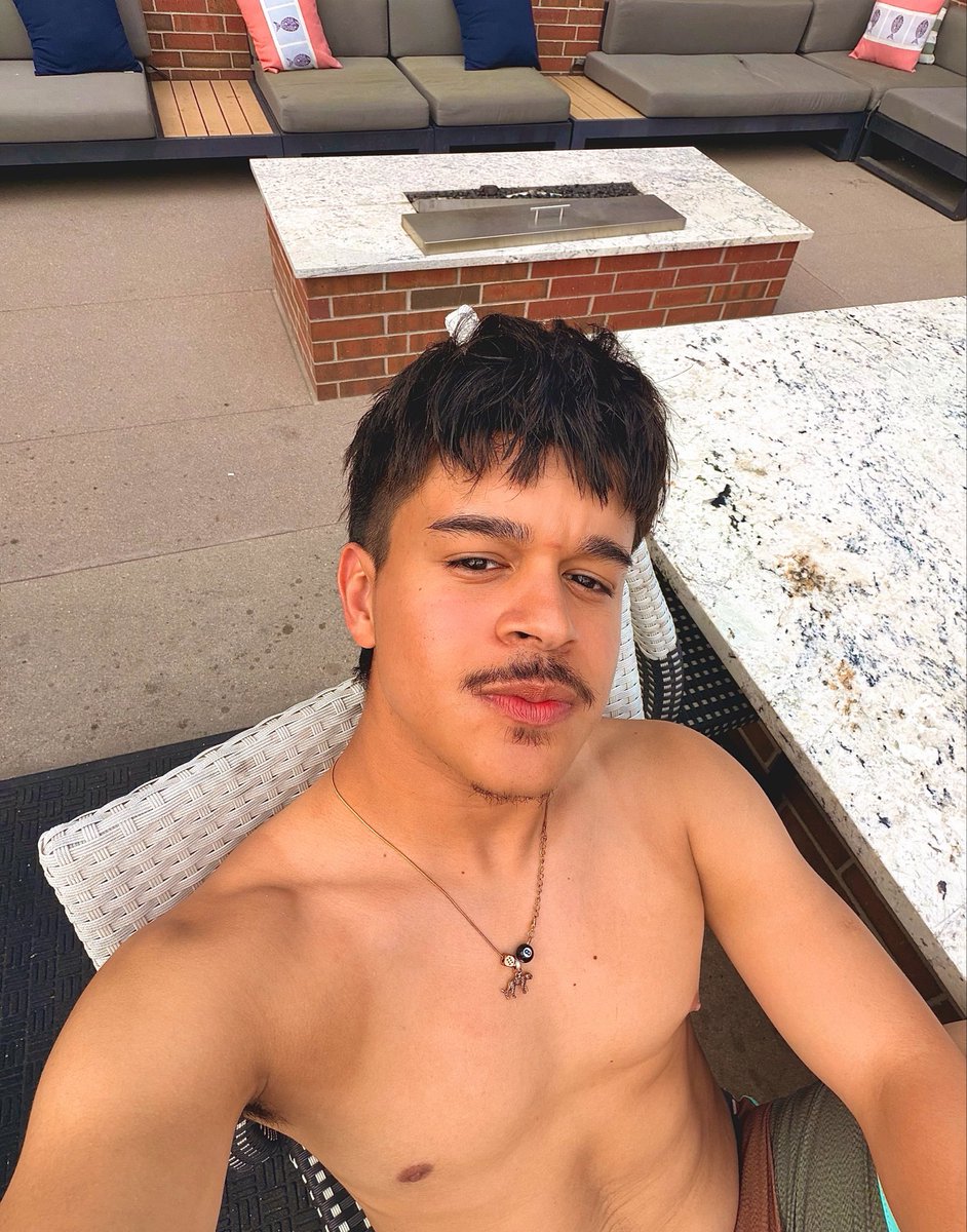 tradesoupp's tweet photo. the pool is my happy place https://t.co/f7I0nXoZyp