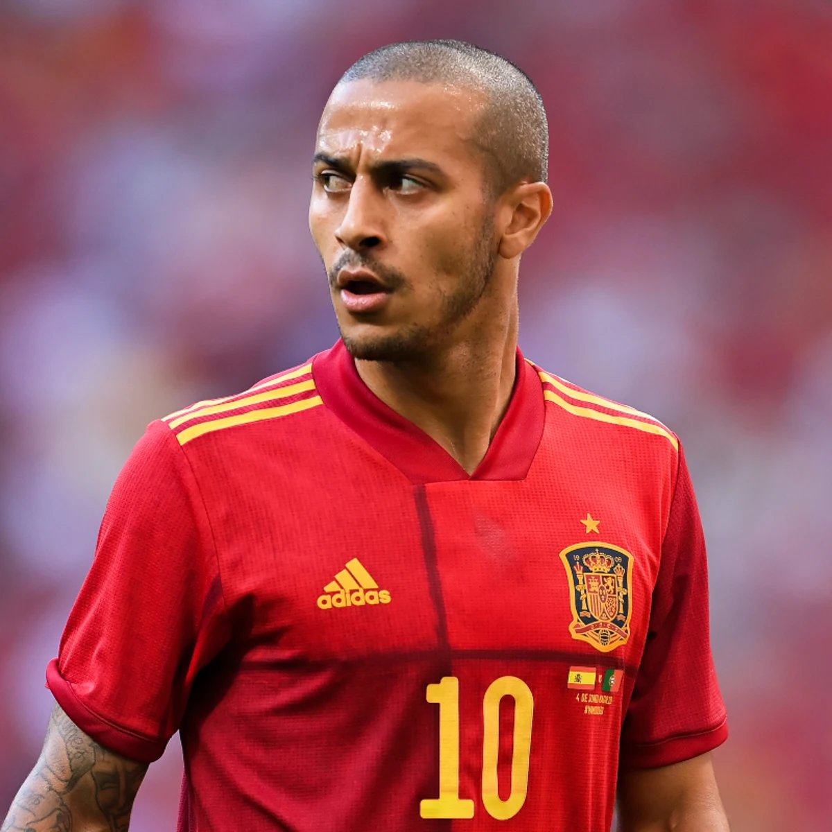 BarcaUniversal's tweet photo. 🚨 Thiago Alcantara: "Lamine Yamal has everything to become the best player in the world."

"He was already close to being the best player in the world this past year, so why not next year?"

"He has the aura, he changed Spain's dynamics. Lamine will be the one who decides if he stays at the highest level for many years."