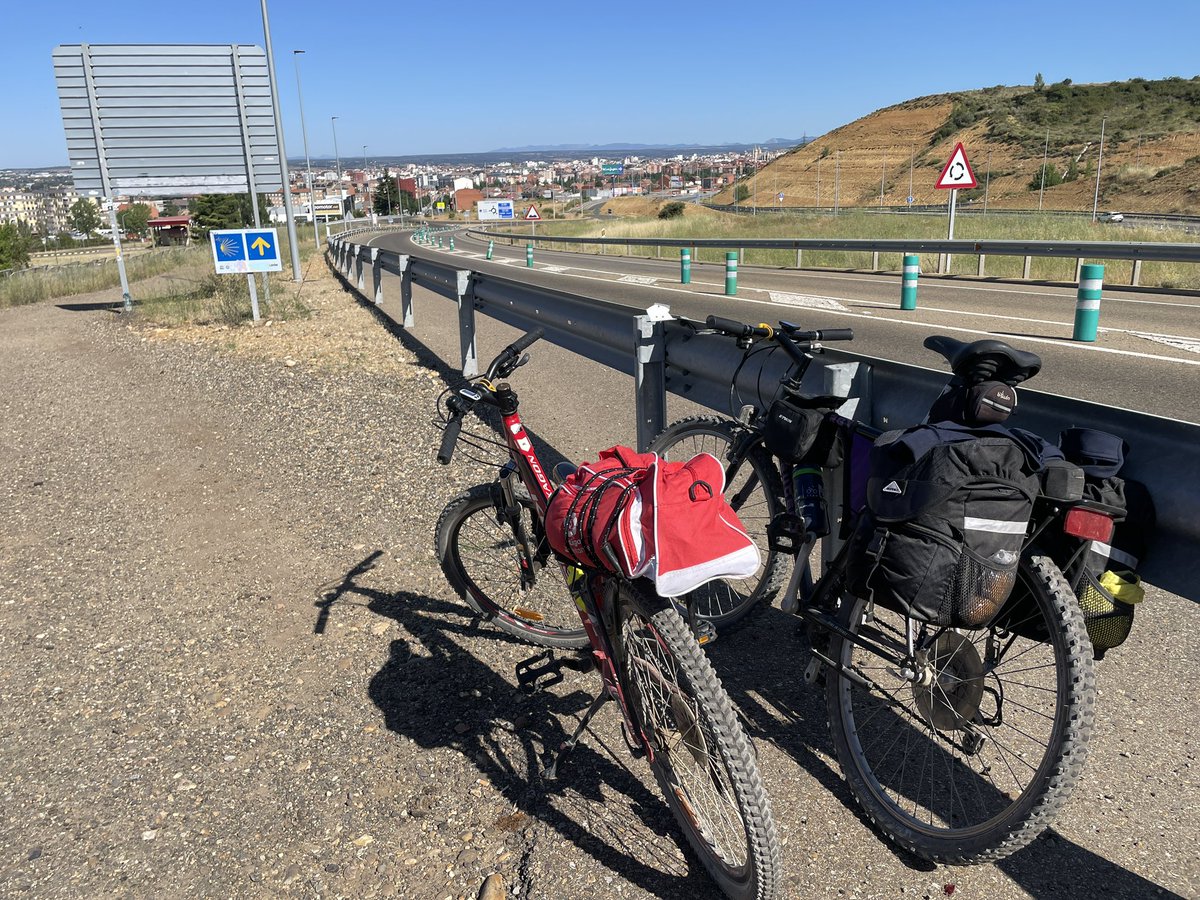 JjMartc's tweet photo. #CaminoEnFamilia🚴  Tramo por #TierradeCampos entre el Reino de Castilla y el Reino de León
Y llegamos a León y disfrutamos de la ciudad #Historia #Arte #Gastronomia
El año que viene… Santiago https://t.co/PSKylmz4qr