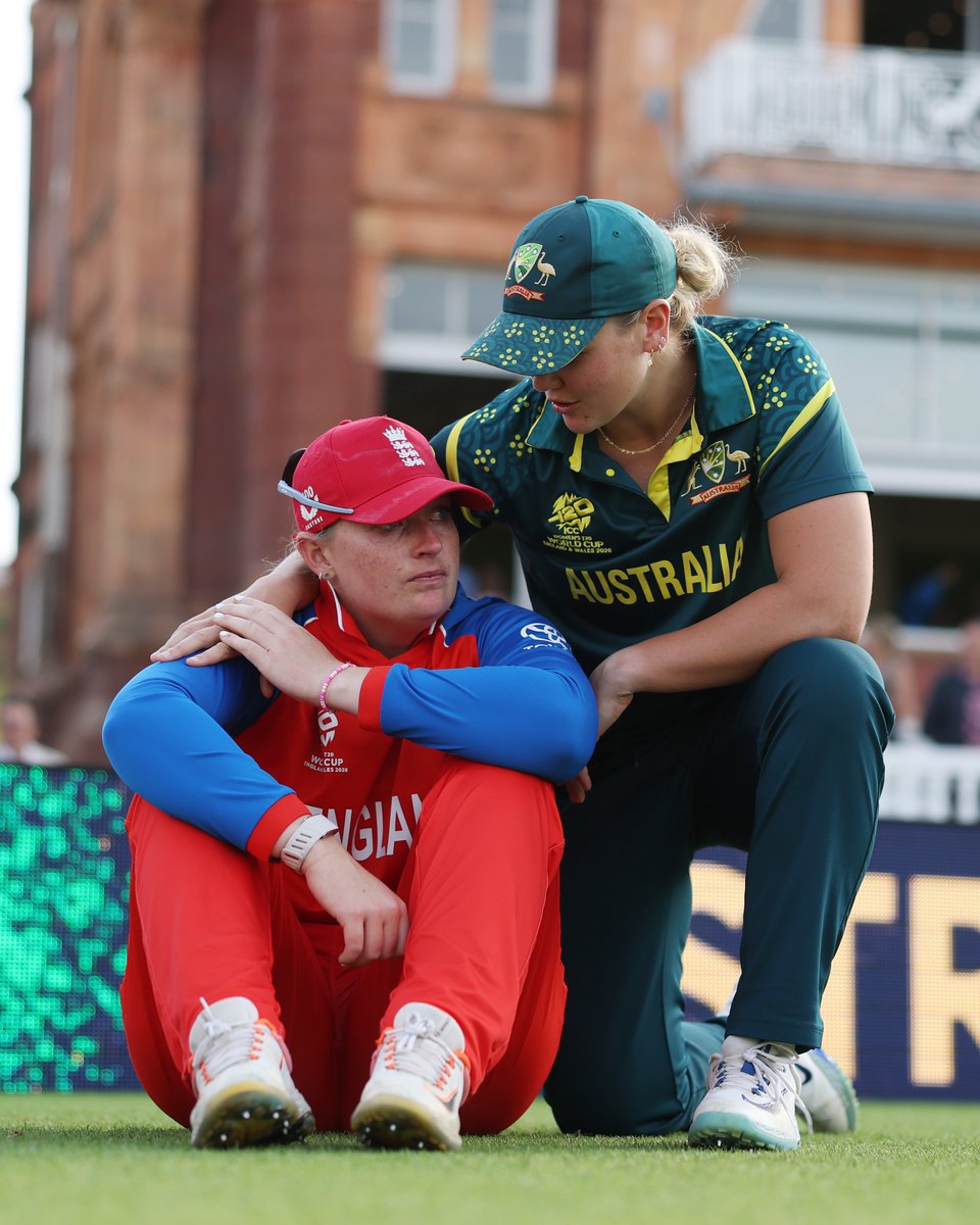 cricinfo's tweet photo. Georgia Voll consoles a heartbroken Sophie Ecclestone following the #T20WorldCup final 🫂 

The spirit of cricket ❤️ https://t.co/CPTduBg5FQ
