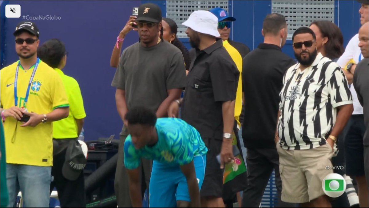 sboficial's tweet photo. Jay-Z acompanha Vini Jr. durante o aquecimento da Seleção Brasileira. #FifaWorldCup https://t.co/vZtyDkobDq