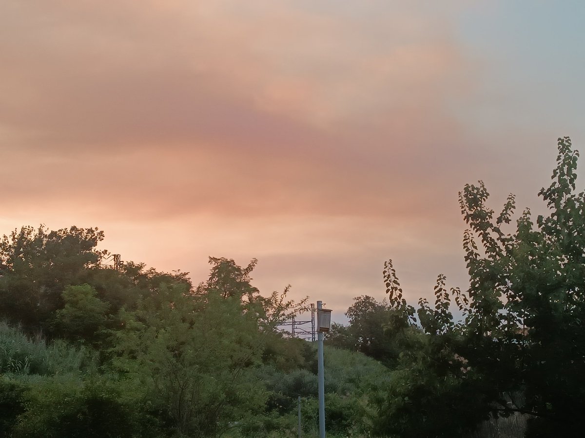 uesasolca's tweet photo. Així es veu el foc, el fum, de la Catalunya Nord. https://t.co/E9XqRhRyyQ