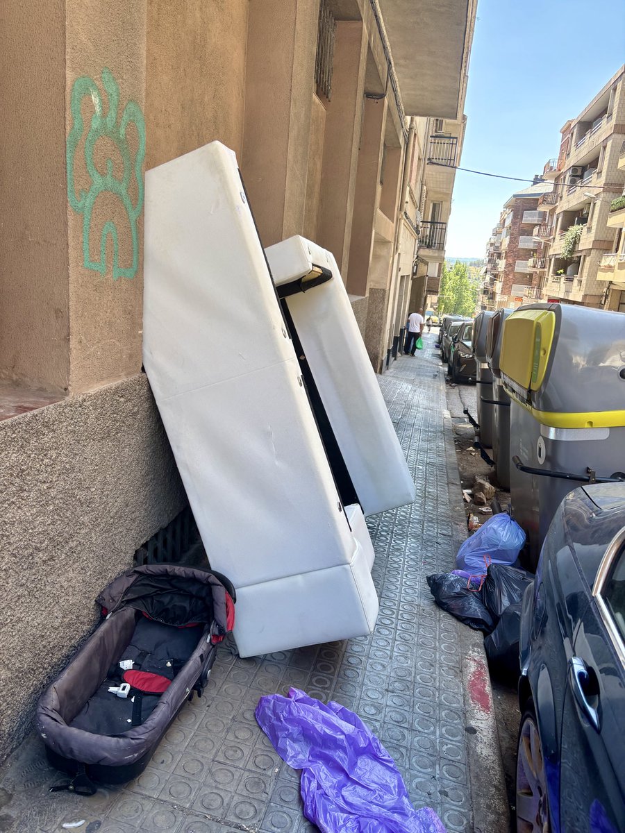 ComissionatPC's tweet photo. Un altre diumenge amb els carrers plens de brossa a la plaça Catalunya. Aquesta vegada són el carrer General Prim i el carrer Lepant. Fins quan ha de durar la broma? Volem més presència de les institucions el nostre barri, ens sentim oblidats @ajmanresa. https://t.co/JYd5HJpavf