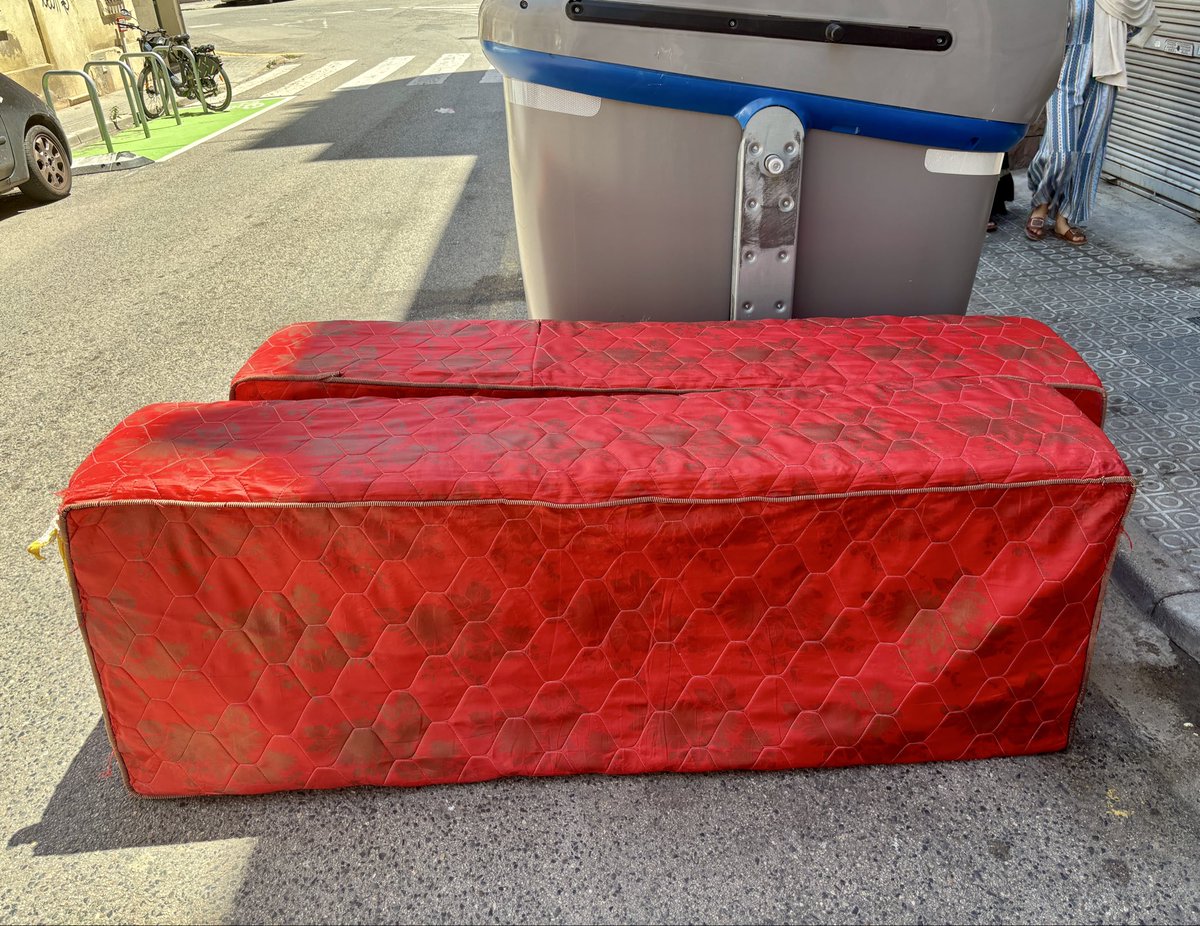 ComissionatPC's tweet photo. Un altre diumenge amb els carrers plens de brossa a la plaça Catalunya. Aquesta vegada són el carrer General Prim i el carrer Lepant. Fins quan ha de durar la broma? Volem més presència de les institucions el nostre barri, ens sentim oblidats @ajmanresa. https://t.co/JYd5HJpavf