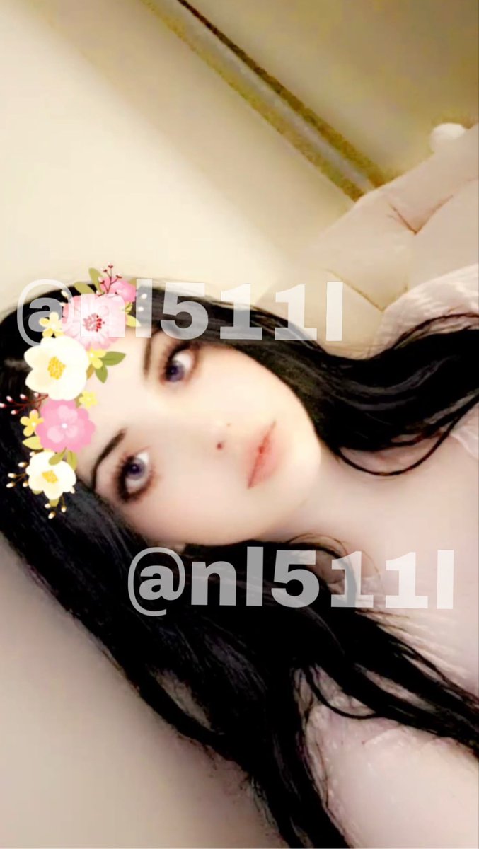 nl511l's tweet photo. The roses and my face are one👅😭اه https://t.co/eGQUXSnGA1