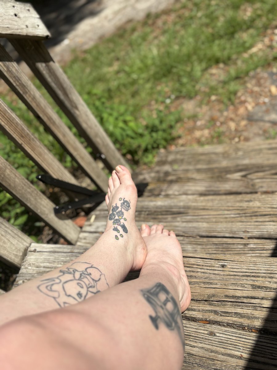 loveonleigh's tweet photo. I just love the grass on my bare feet 🥰
DM for custom content, too! 

Check my OnlyFeet page for exclusive content 👣✨ https://t.co/hpFXo7UvBV https://t.co/lSYKfHeUnE