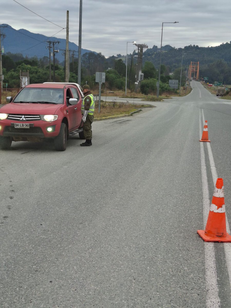 Carab_Aysen's tweet photo. 🚨Control en el acceso principal. Personal de la Tcia. #LaJunta realiza intensas fiscalizaciones de tránsito en la entrada norte de la región, con la finalidad de garantizar rutas seguras, prevenir accidentes y fiscalizar que todo conductor cumpla con la normativa.👮♂️🚗 https://t.co/w9mPZ3cQ1q