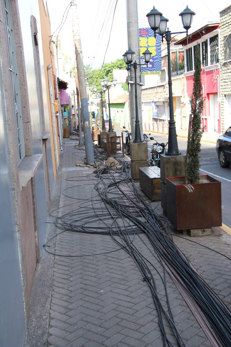 amdc_hn's tweet photo. ¡Adiós a la contaminación visual! La Alcaldía del Distrito Central y la ENEE retiran cableado en desuso para liberar espacios y contribuir a un centro más ordenado.

Ahora se trabaja por un centro más limpio, ordenado y con mejor imagen para todos. https://t.co/RDPvPjqp2f