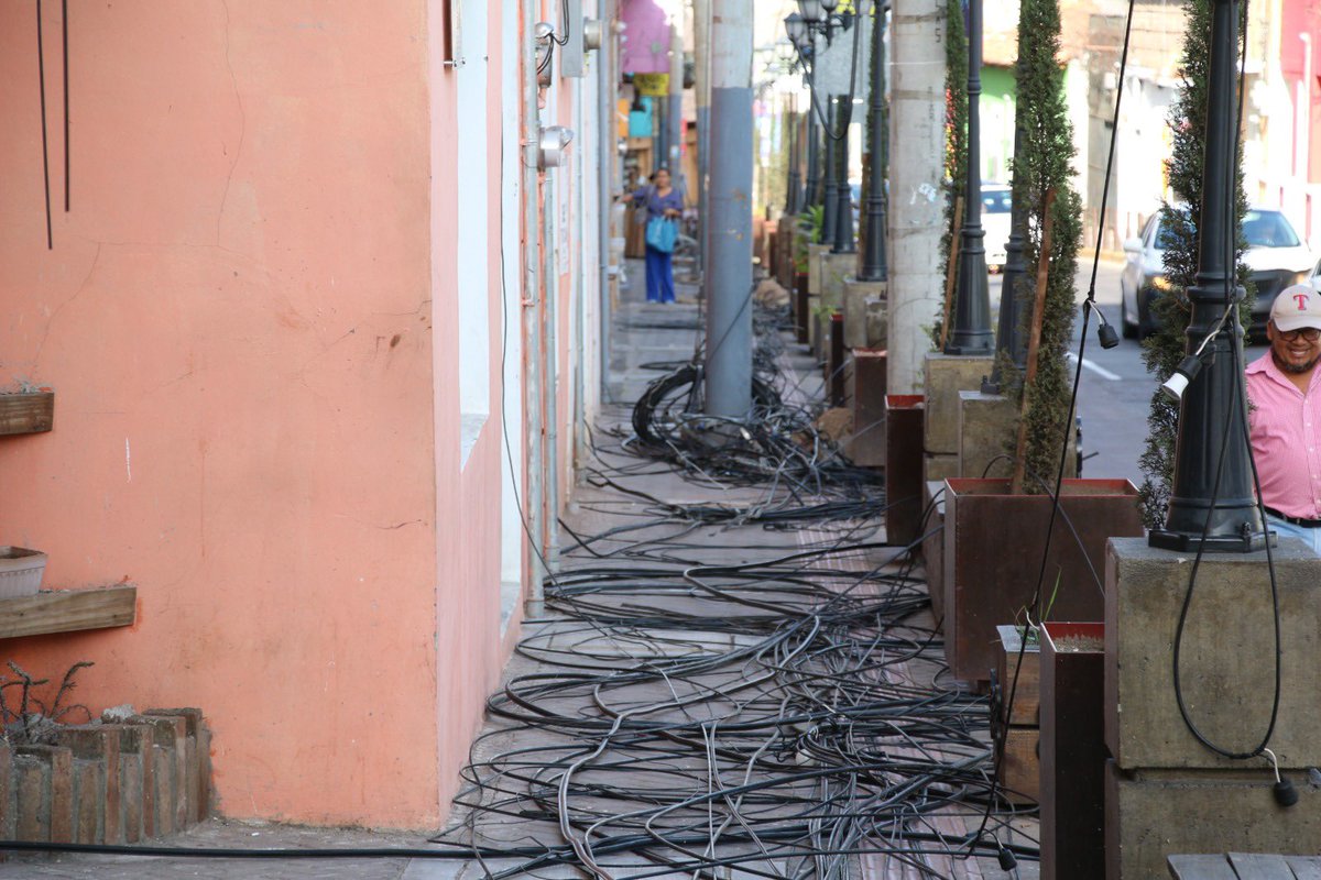 amdc_hn's tweet photo. ¡Adiós a la contaminación visual! La Alcaldía del Distrito Central y la ENEE retiran cableado en desuso para liberar espacios y contribuir a un centro más ordenado.

Ahora se trabaja por un centro más limpio, ordenado y con mejor imagen para todos. https://t.co/RDPvPjqp2f