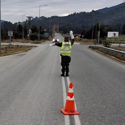 Carab_Aysen's tweet photo. 🚨Control en el acceso principal. Personal de la Tcia. #LaJunta realiza intensas fiscalizaciones de tránsito en la entrada norte de la región, con la finalidad de garantizar rutas seguras, prevenir accidentes y fiscalizar que todo conductor cumpla con la normativa.👮♂️🚗 https://t.co/w9mPZ3cQ1q