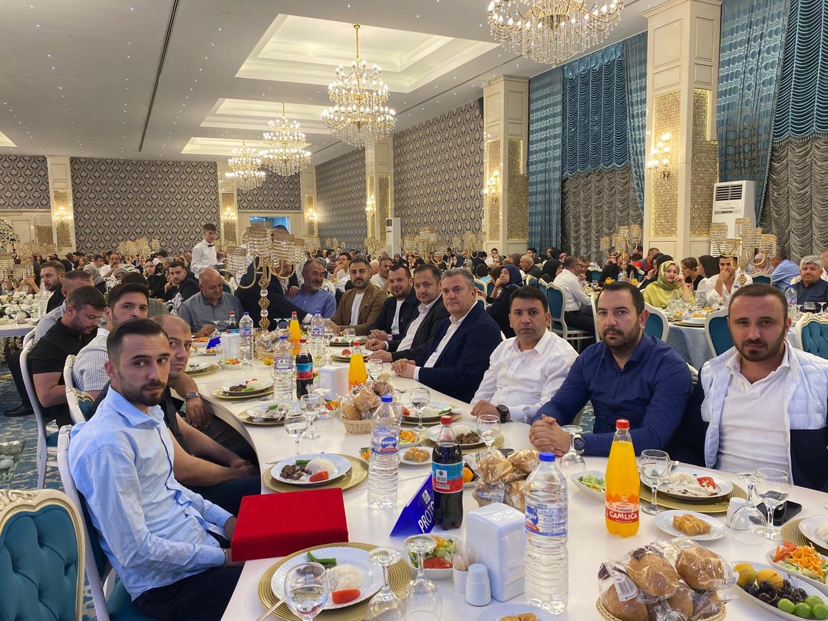 akparticubuk's tweet photo. İlçe Başkanımız Sn.@akahmetkilic Belediye Başkanımız Sn.@avbakidemirbas Meclis üyelerimiz ve Teşkilat mensuplarımız
Zeynep &amp; Mustafa çiftinin Düğün merasimine katıldılar.🤵🏻👰🏼
 
Ünal &amp; Demir  ailelerini tebrik ediyor, çiftimize mutluluklar dileriz. @hakanhanozcan @AkpartiAnkara https://t.co/o21mTH8JHD