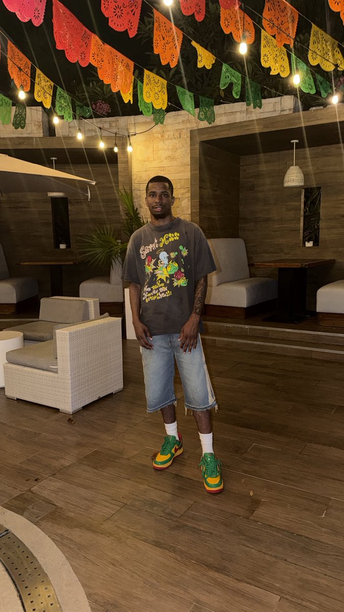 _SelfmadeNa's tweet photo. I was gone quit this shit back the streets kept asking me too I’m checking flights status and tracking #’s praying my package come through! #TBS #FREEDABROS https://t.co/BsG6cvMjMP