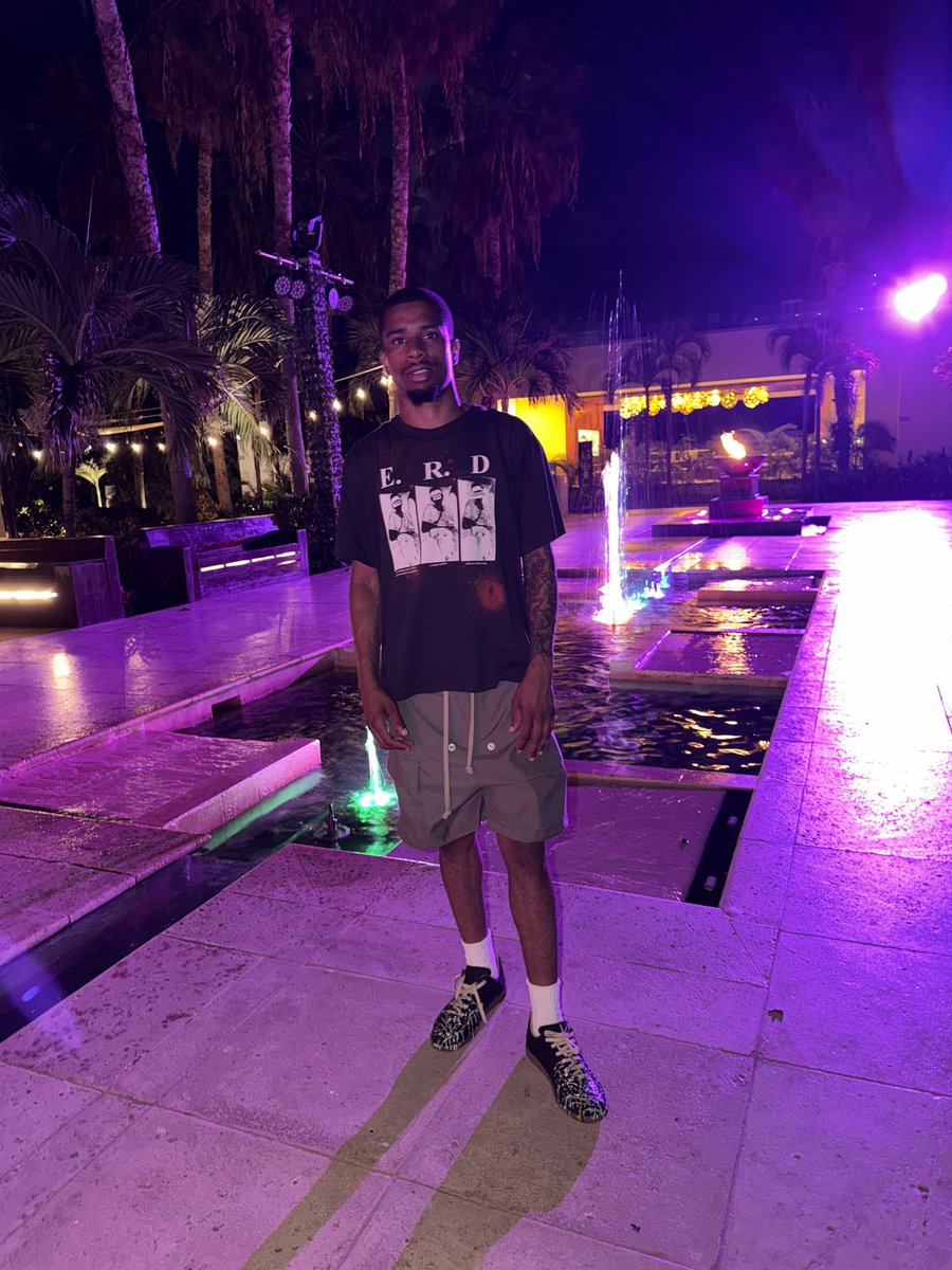 _SelfmadeNa's tweet photo. I was gone quit this shit back the streets kept asking me too I’m checking flights status and tracking #’s praying my package come through! #TBS #FREEDABROS https://t.co/BsG6cvMjMP