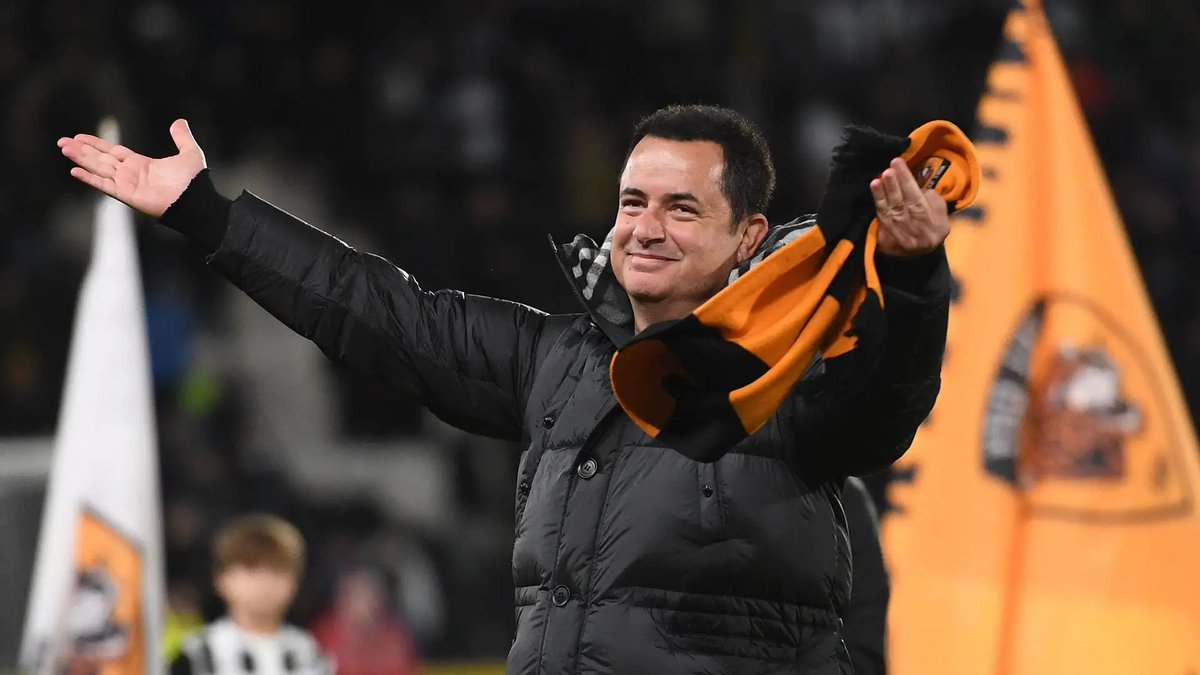 beehaber's tweet photo. Acun Ilıcalı, Hull City’de transfer yasağı varken nasıl oyuncu almak için takımları ikna ettiğini anlattı:

🔹 “Hull City’de transfer yasağımız vardı.”

🔹 “Transfer yasağın varken transfer yapman lazım.”

🔹 “Bir kulübe gidip değerli futbolcusunu almak için enerji gerekiyor.”

🔹 “‘%50’si sende kalsın, bende oynarsa prim yapar’ diye ikna etmen lazım.”

🔹 “O enerji bende var işte.”

🔹 “Bir futbolcu almamız lazım, transfer yasağı var.”

🔹 “Para harcayamıyoruz.”

🔹 “Para harcamadan almam lazım.”

🔹 “Kulübün oyuncusu bu, sıfır vererek nasıl alacaksın?”

🔹 “Şöyle bir projeyle gittim.”

🔹 “‘Bu futbolcuyu zaten oynatmıyorsunuz’ dedim.”

���� “‘Şu anda ilk 11’de değil.’”

🔹 “‘Bana kiralayacaksınız, kiralık parası alacaksınız ya da maaşını karşılatacaksınız.’”

🔹 “‘Siz bunu bedavaya verin bana.’”

🔹 “‘%50’si benim olsun, %50’si sizin olsun.’”

🔹 “‘Bende oynarsa çocuğa değer katarız, değerlenir.’”

🔹 “‘O zaman kiralık parası yerine, oyuncunun %50’sinden daha yüksek para kazanma şansınız olur.’”

🔹 “Böyle bir sunumla kulüp başkanını ikna edip oyuncusunu aldım.”

🔹 “Bu bir enerji istiyor.”

🔹 “Baktığın zaman bu manyaklık.”