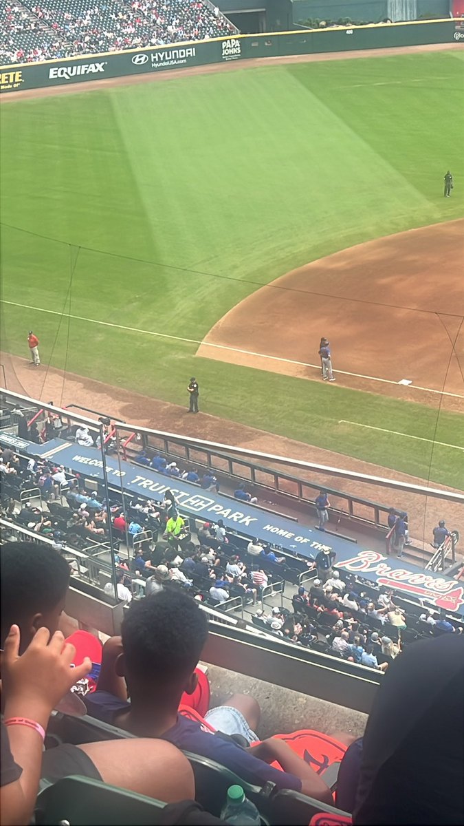 Kandelariaaa's tweet photo. @kory_kosky Soto se sienta al final del dugout y al final del duguout fue el bate 😂 https://t.co/vlWQtbChka