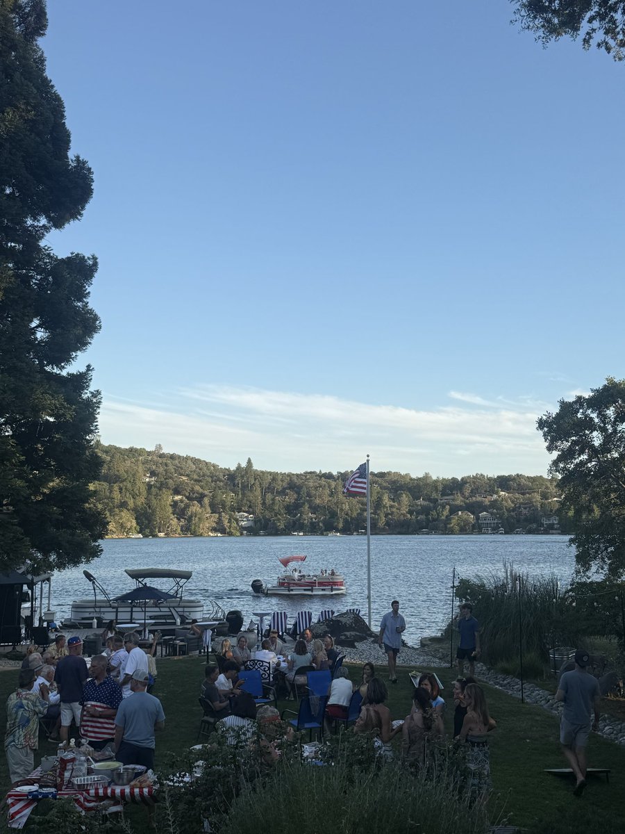 TripleNetTyler's tweet photo. This is your sign to buy the lake house

Throw the cool 4th of July parties

Be the house all your kids’ friends want to hang out at

You’ll figure out the money part

The memories will be priceless https://t.co/7RmBQ6H8Ps