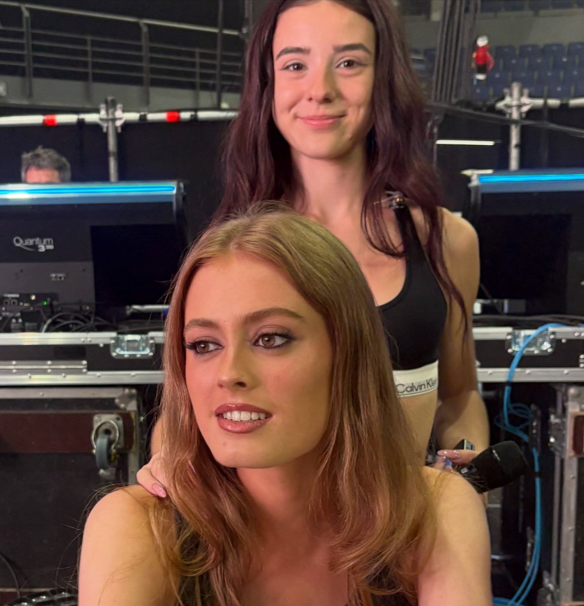 Maly_077's tweet photo. Tremenda FOTAZA le hizo @TinhoVaamonde a Olivia 😍🫠

Él es Cantante, Músico, Masajista, Mayordomo, Camarero, Bailarín, Limpiador de piscinas y ahora Fotógrafo 📸

¡Oye! Este niño, es una caja de sorpresas
#Tinho
#OliviaBay
#Ovinho https://t.co/2BDMQYB2cD