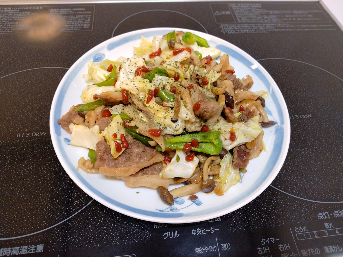 akinorisuzuki2's tweet photo. 今朝は黒毛和牛🐂中バラ肉・🥬キャベツ・🫑ピーマン・🍄ブナシメジのマキシマム炒めケチャップ和え😋✨ https://t.co/BYS2Hj8gef