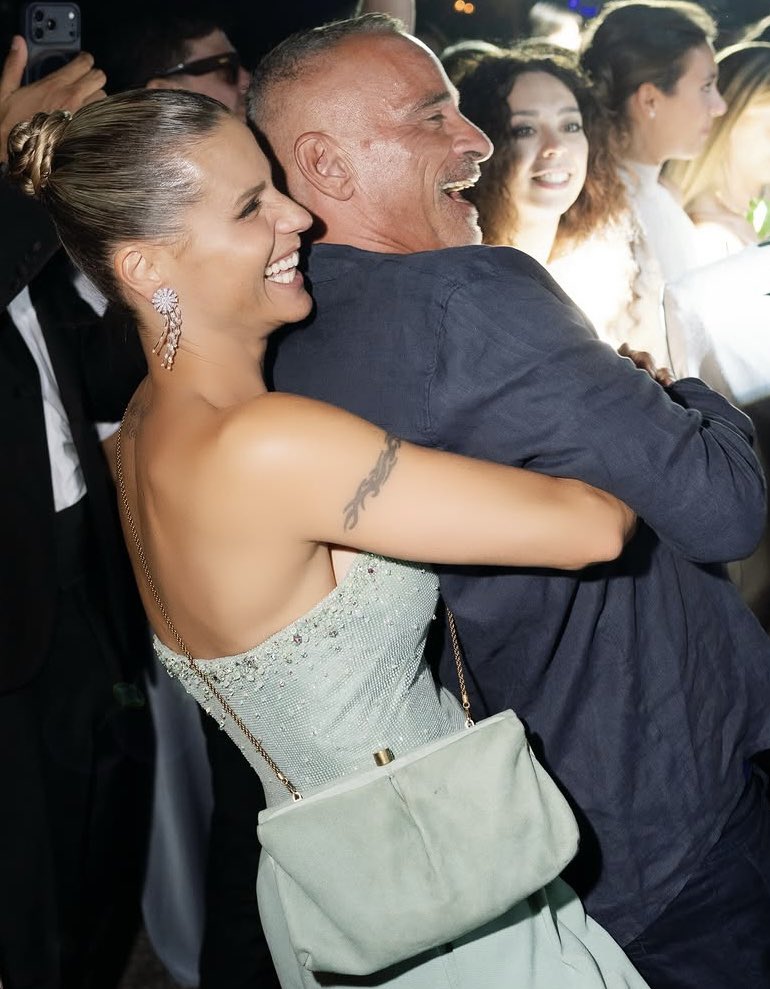 ValeSavoldi's tweet photo. “com’è cominciata io non saprei
la storia infinita con te…
…più bella cosa non c’è
più bella cosa di te
unica come sei”

PIÙ BELLA COSA NON C’È di due ex così 🫠❤️ https://t.co/HPiwEpAyfw