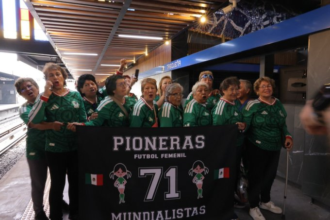 silvanosotoh's tweet photo. Dear @serenawilliams Thank you for the extraordinary documentary about the 1971 Mexican women's national soccer team. They are going to the Mexico vs. England match. https://t.co/t7cooHLzZM