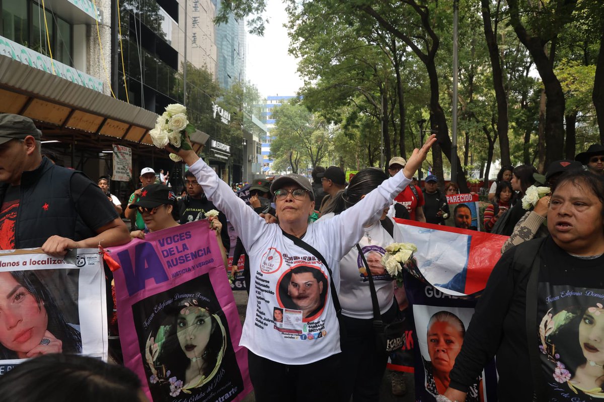 El_Universal_Mx's tweet photo. 🗣️ "Únanse, que tu hijo puede ser"

🔴 Colectivos de familias buscadoras marcharon desde la Estela de Luz hasta la Glorieta de las y los Desaparecidos para visibilizar y denunciar la crisis de desapariciones que hay en el país

#FOTOS: Gabriel Pano | EL UNIVERSAL https://t.co/wo5xeNKSw1