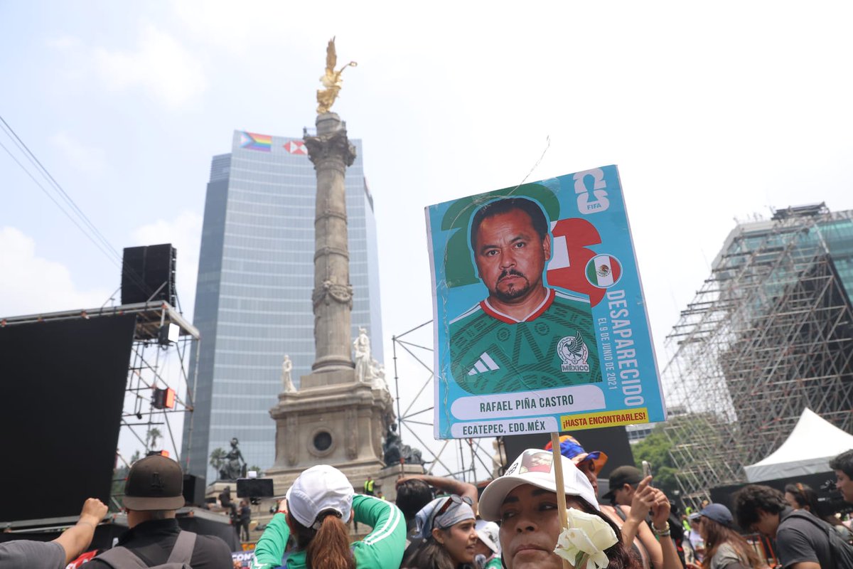El_Universal_Mx's tweet photo. 🗣️ "Únanse, que tu hijo puede ser"

🔴 Colectivos de familias buscadoras marcharon desde la Estela de Luz hasta la Glorieta de las y los Desaparecidos para visibilizar y denunciar la crisis de desapariciones que hay en el país

#FOTOS: Gabriel Pano | EL UNIVERSAL https://t.co/wo5xeNKSw1