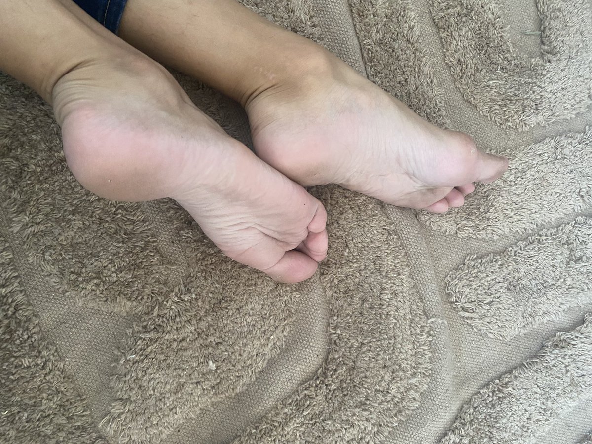 comtesseleorah's tweet photo. j’attends les meilleurs chiens nocturnes #soumis #queen #reine #domina #pieds #findom #feetfetısh #fetichiste #femdom #slave #moneyslaves #moneymiss #atm #paypig https://t.co/tCkNcennM0