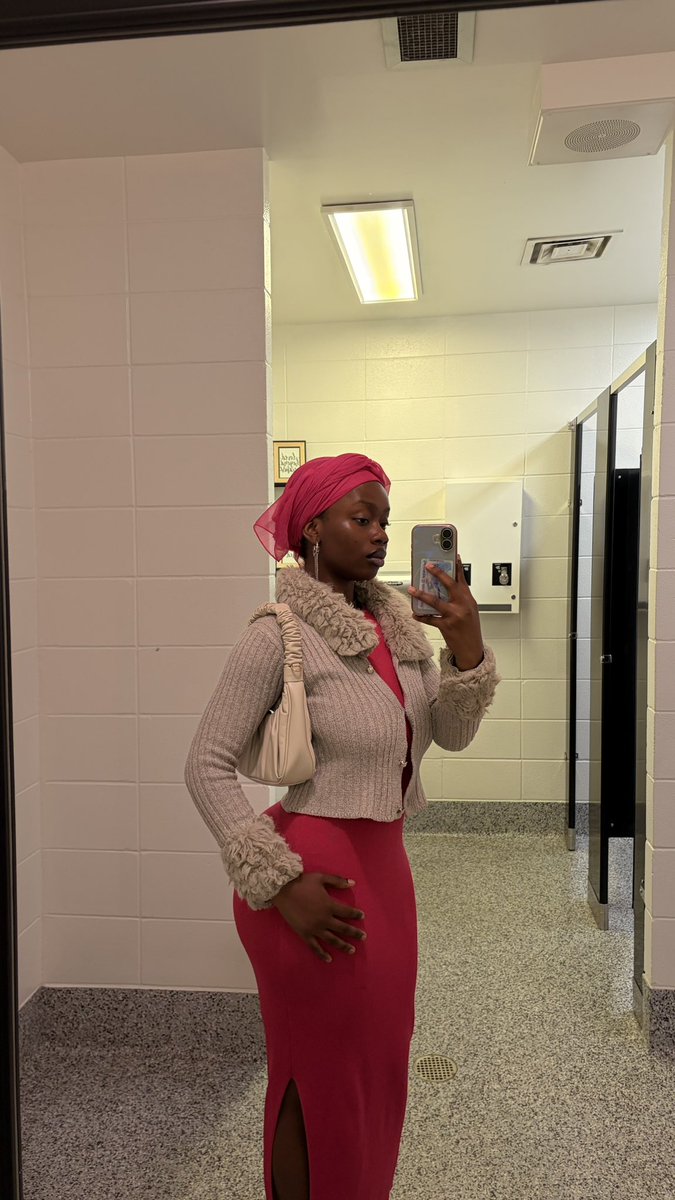 simLW 👩🏾❤️💋👩🏾 tweet media