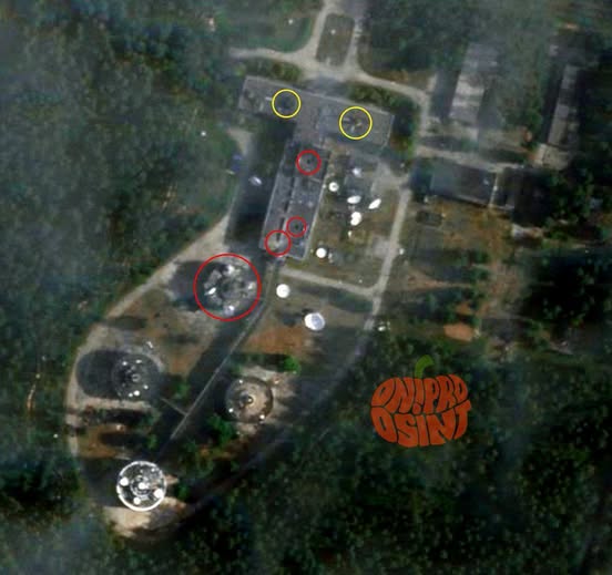 ApacheQQ's tweet photo. Nyt alkaa tulla tuolta tuloksiakin. Satelliittikuvia vaurioista Venäjän asevoimien kenraalin esikunnan 14. pääviestintäkeskuksessa lähellä Beloomutin kylää Moskovan alueella, - Dnipro Osint. 4 täydellistä osumaa #Moskova #moscow #Ukraine #SlavaUkraïni https://t.co/lqTQrqJC1T