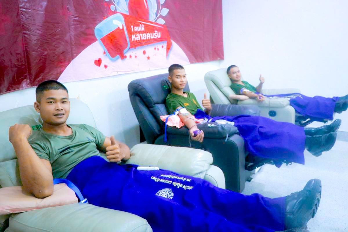 IR6_INF3's tweet photo. “จิตอาสาบริจาคโลหิต ให้เลือด = ให้ชีวิต”
GIVE BLOOD,GIVE LIFE
  กองพันทหารราบที่ 3 กรมทหารราบที่ 6 จัดกำลังพลเข้าบริจาคโลหิต ให้กับ ร้อยตรี อดุลย์ ดวงคำจันทร์ ข้าราชการนอกราชการ ซึ่งเป็นบิดาของกำลังพลในสังกัดของหน่วย ที่กำลังเข้ารับการรักษาและมีภาวะขาดเลือด จำเป็นต้องได้รับโลหิต https://t.co/ilFRhIH5GH