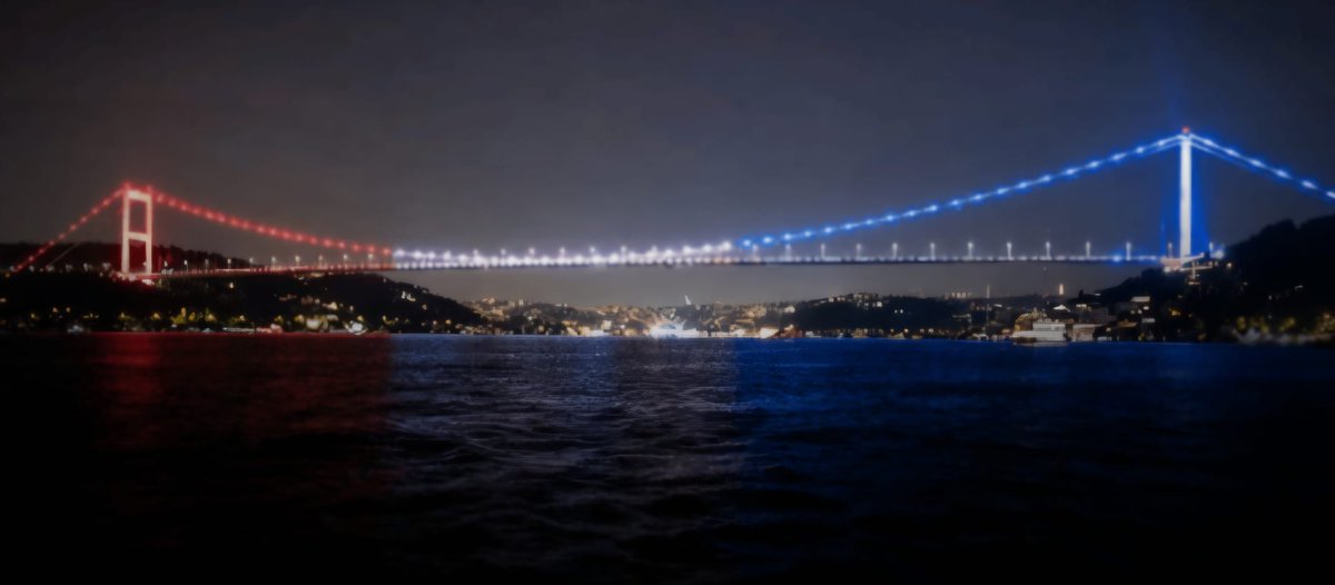 Murat_ide's tweet photo. Toplantı NATO toplantısı...
Ve biz köprüleri Amerikan Bayrağı'na mı boyuyoruz?

"15 Temmuz kalkışmasını yaptırdı" dediğiniz Amerika'nın bayrağına !

Hem de askerimizin başına çuval geçirilen günün yıldönümünde !

Şu yerli ve milli (!) arkadaşlar bi parmak kaldırabilir mi? https://t.co/18zXhmzO57